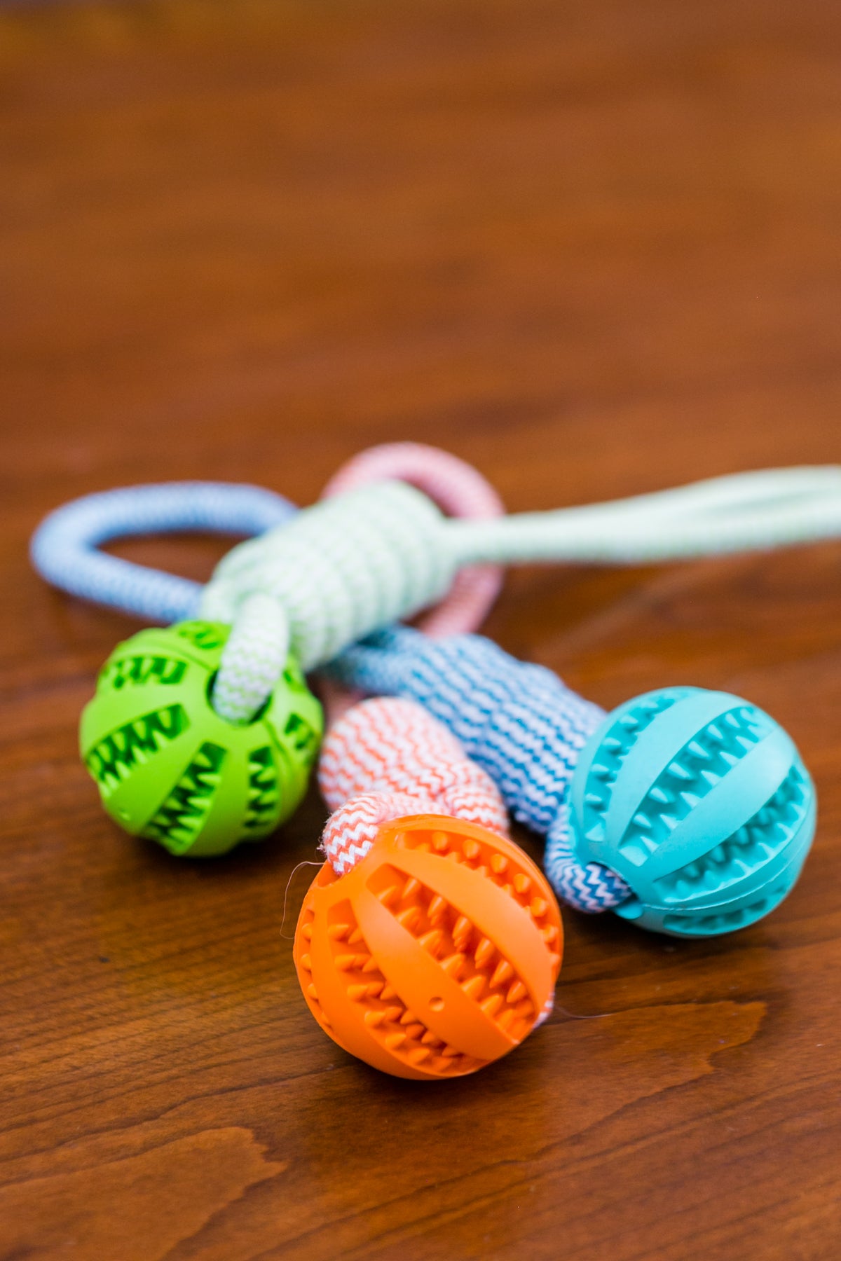 Juguete masticable de pelota de goma duradera con cuerda de algodón: ¡mantenga a su cachorro feliz y saludable!